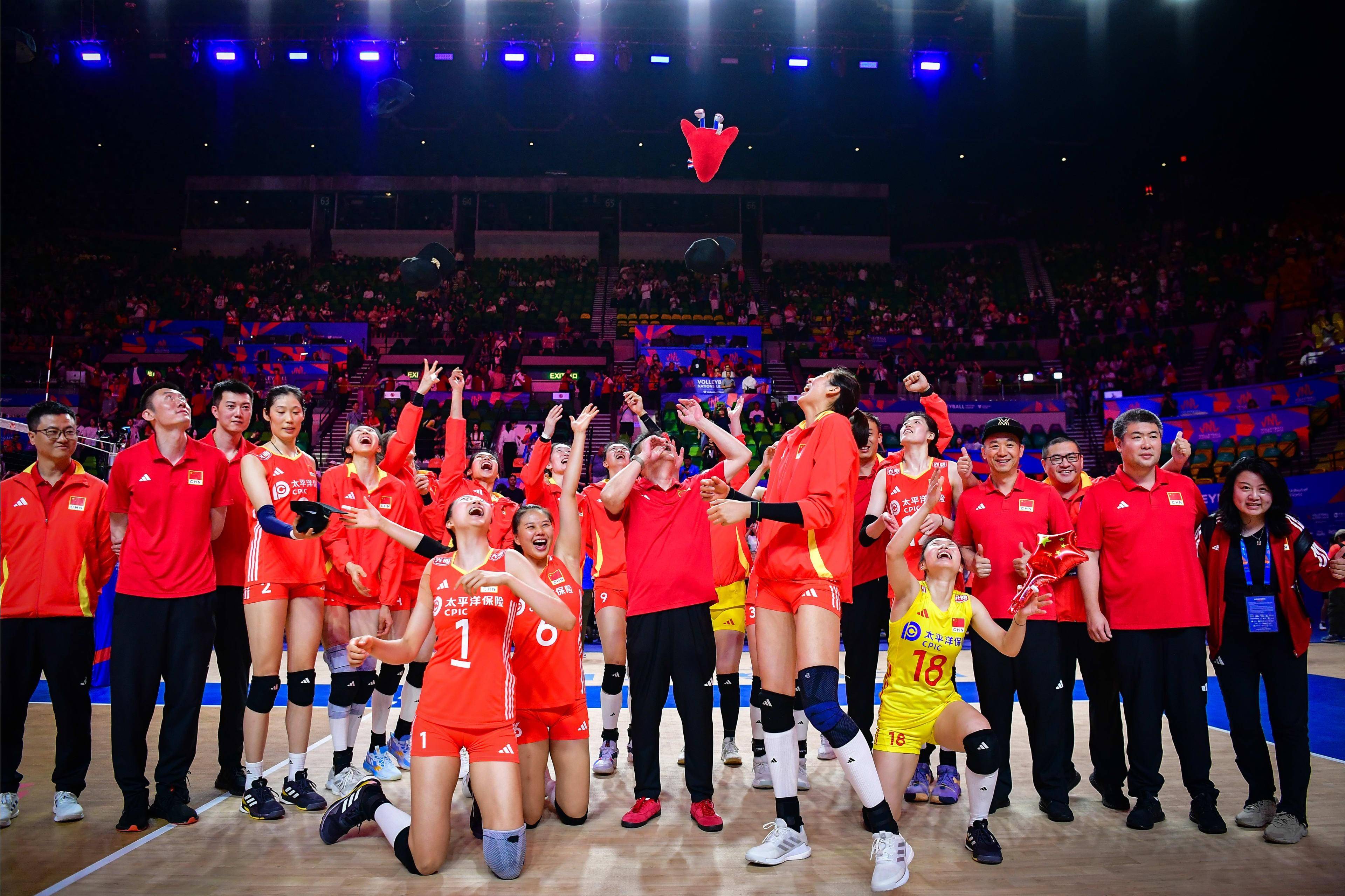 中国女排3-0横扫德国!全队评价:3人高分,1人低迷,拦防