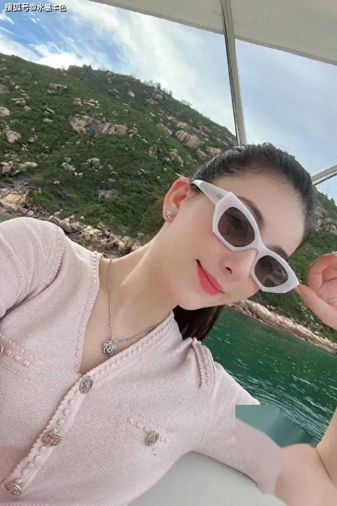 两个女儿颜值直逼小21岁太太