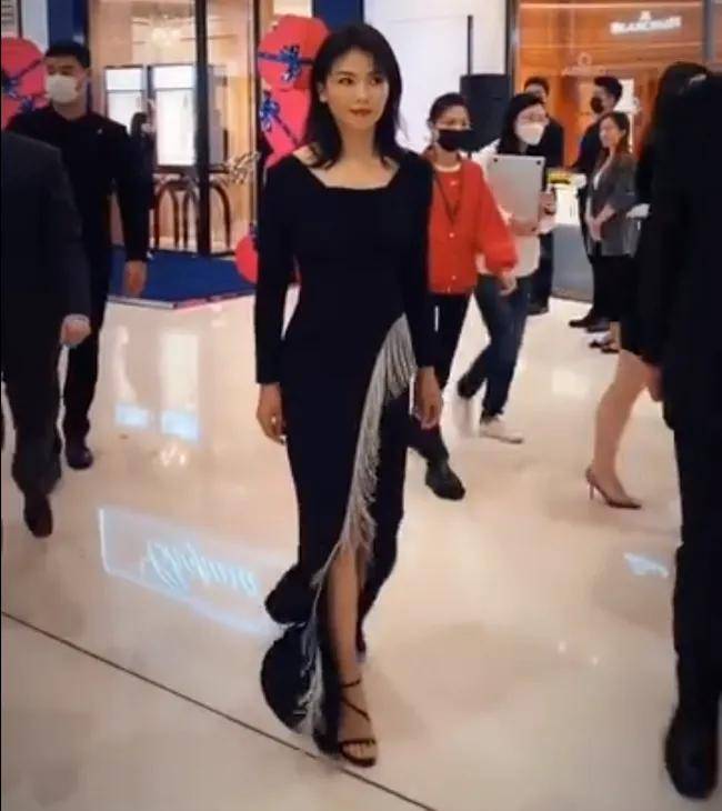 刘涛在片场被拍,穿阔腿裤又矮又胖,五官普通跟路人无异而且走路姿势太