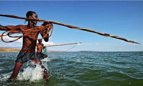 撒网,吹箭,毒杀,西方人为了捕鱼真是拼了,难怪渔业发达_人们_人类