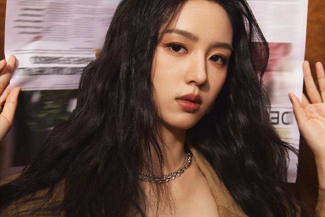 周也央视冷漠甩脸，耍大牌风波再起？网友：高岭之花也要接地气！-650采访周也