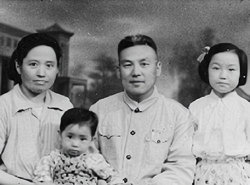 清朝败落,昔日镇国公街边买烧饼,咬下一口发现被仆人骗了20年