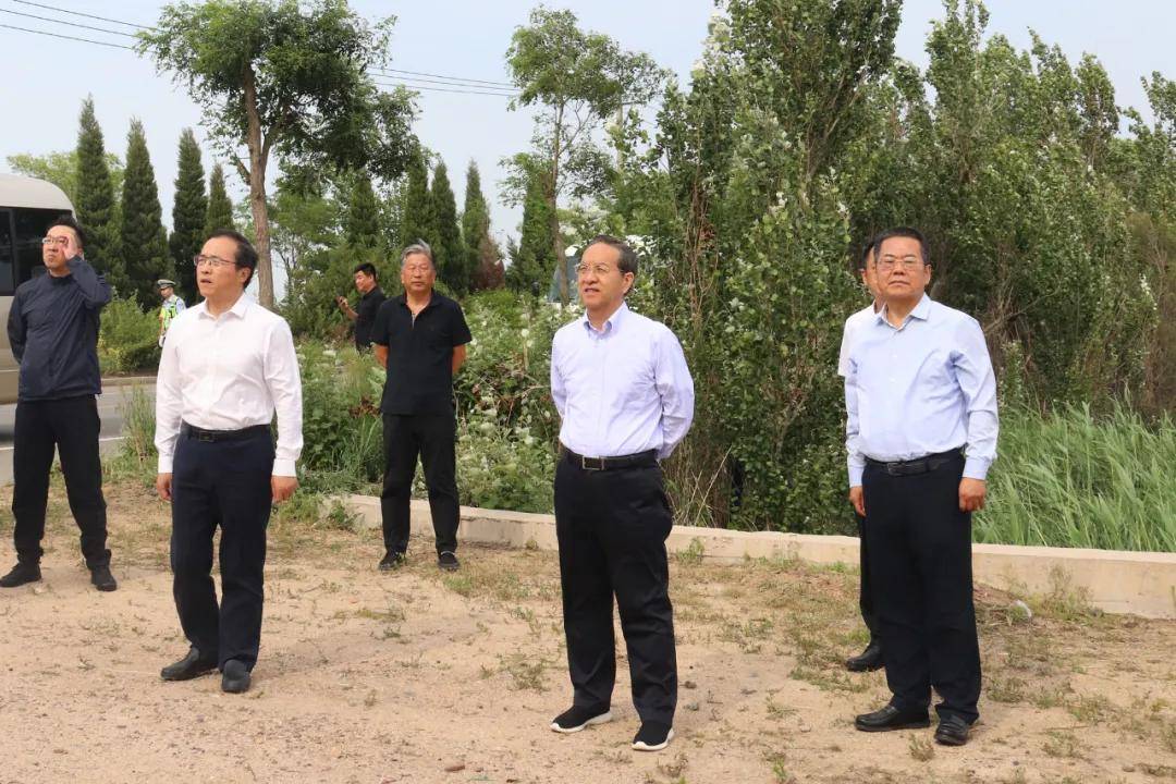 盘锦光合蟹业董事长李晓东就调研组关心的问题做了汇报.