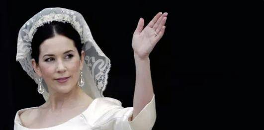 她是现实中的灰姑娘,签订不平等条约才嫁给了爱情,成为皇室成员