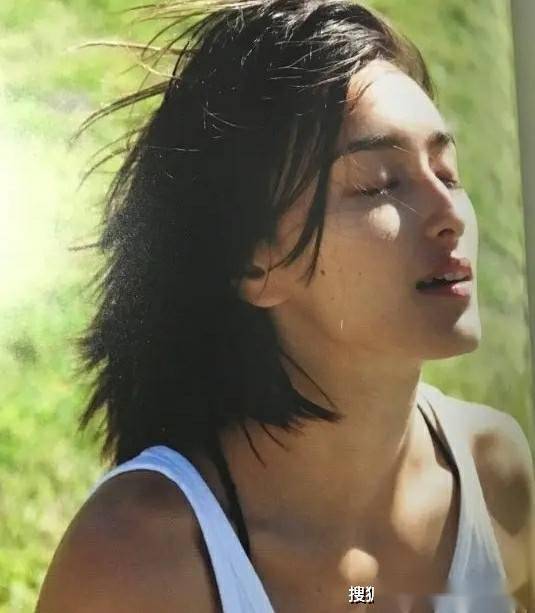 近日,一组43岁的日本女演员长谷川润的写真曝光,让人们看到了她依然