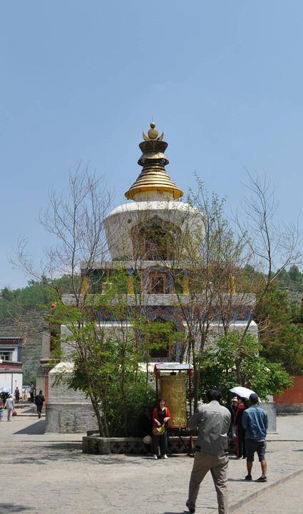 青海塔尔寺:曾花3亿元修缮,金瓦殿黄金用掉几千两,现成佛学院