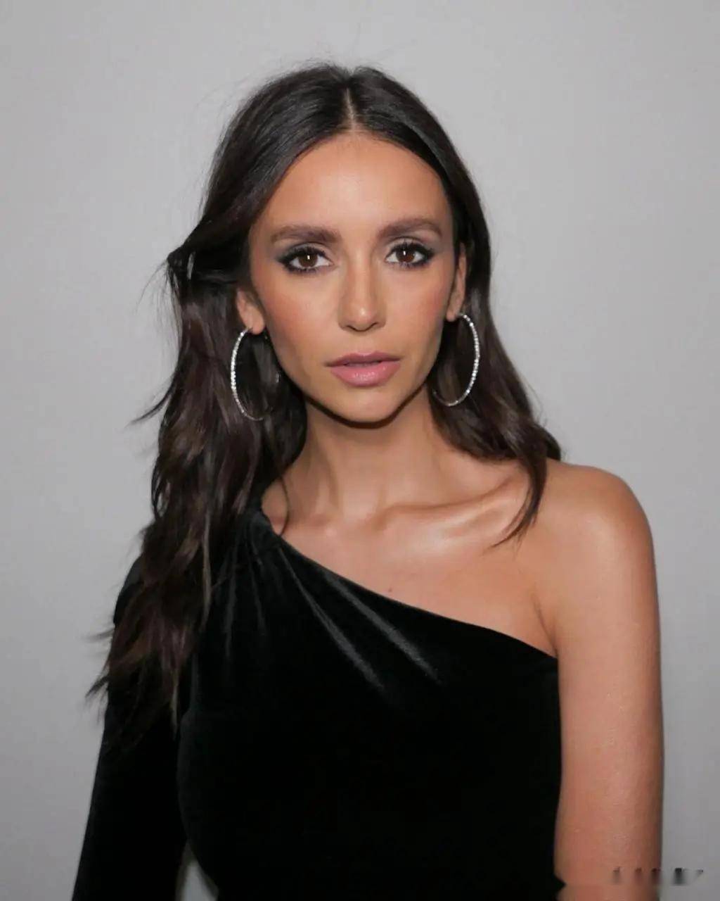 这谁能顶得住?妮娜杜波夫的魅力让人们对她的爱恋愈发浓烈!