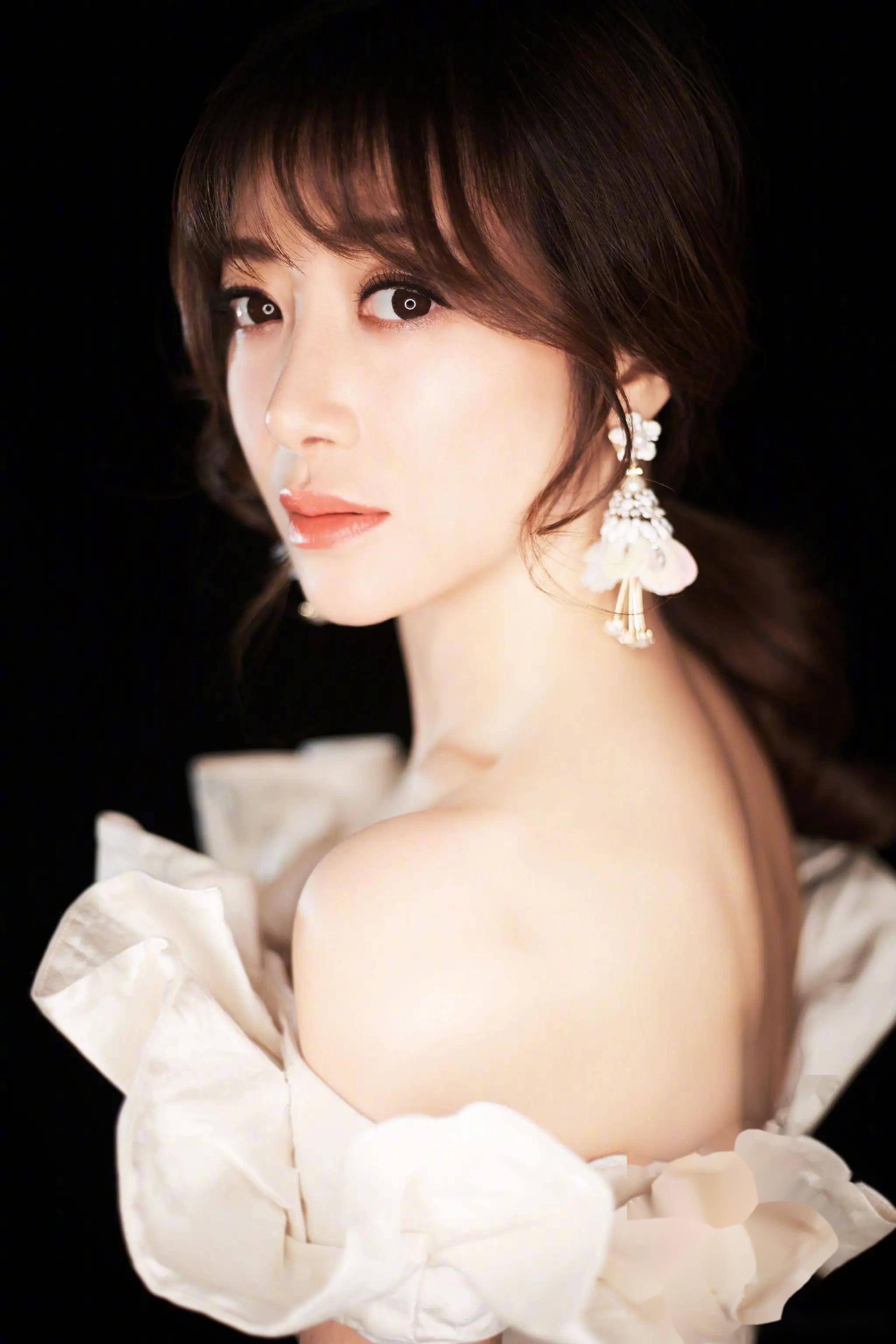 尤物陈紫函写真曝光,美貌与才华的完美融合让人叹为观止!