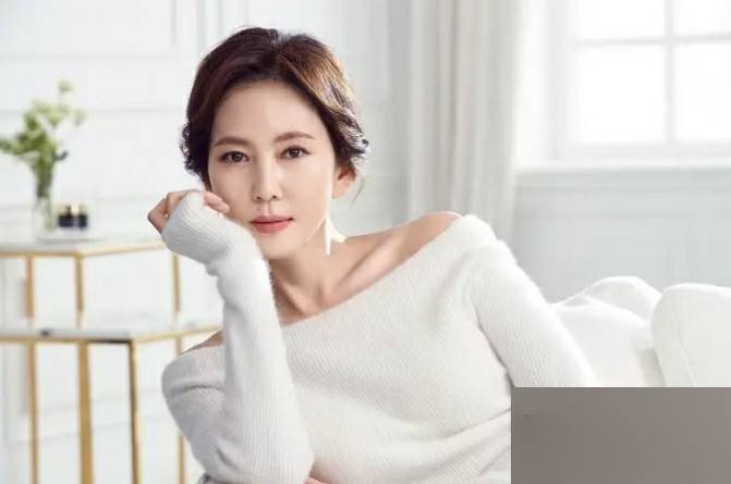 近日,31岁的韩国女演员金南珠一组写真曝光,她的美貌与才华让人叹为