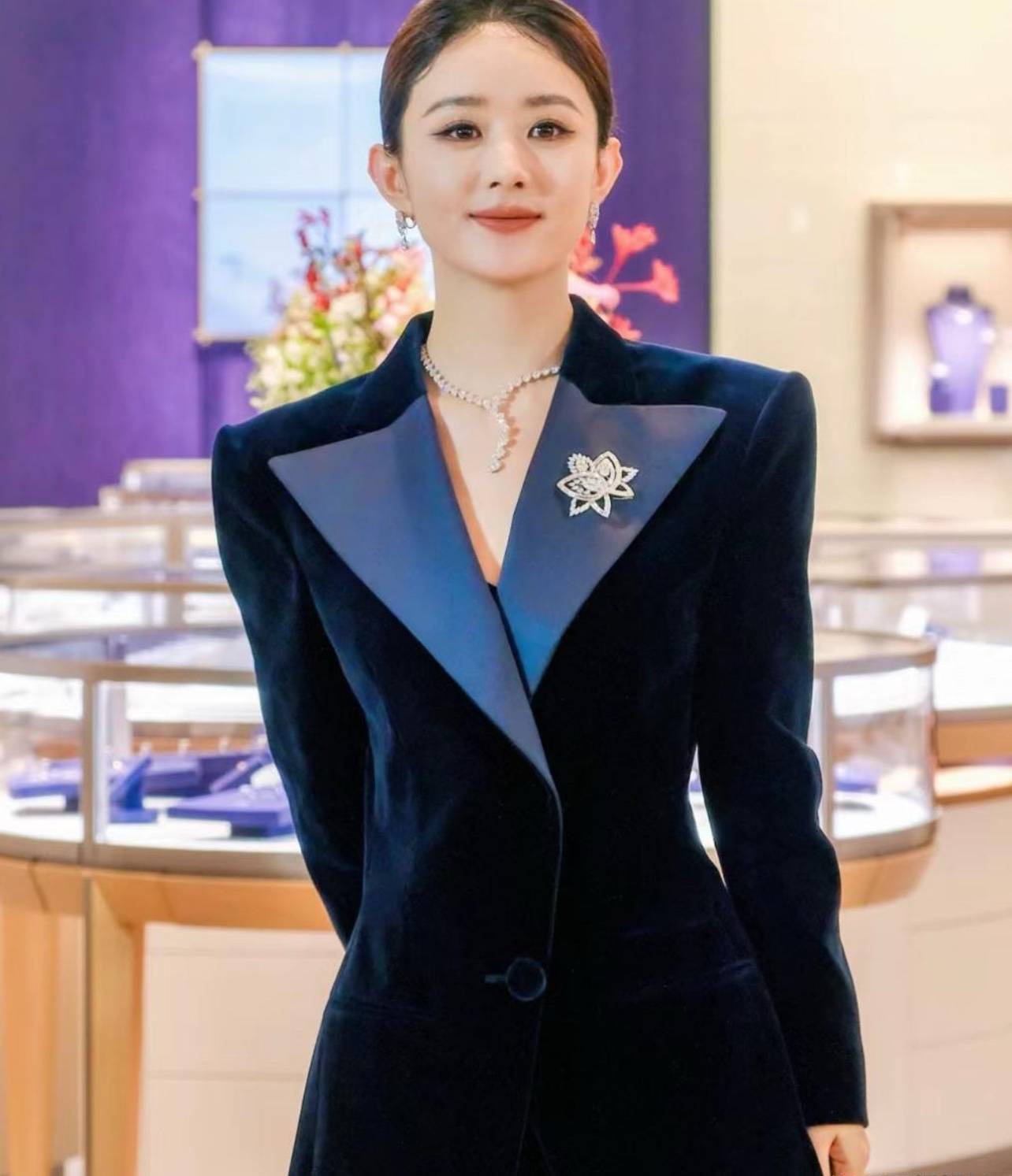 赵丽颖品牌活动,身穿深蓝色丝绒v领西装,霸总出街!