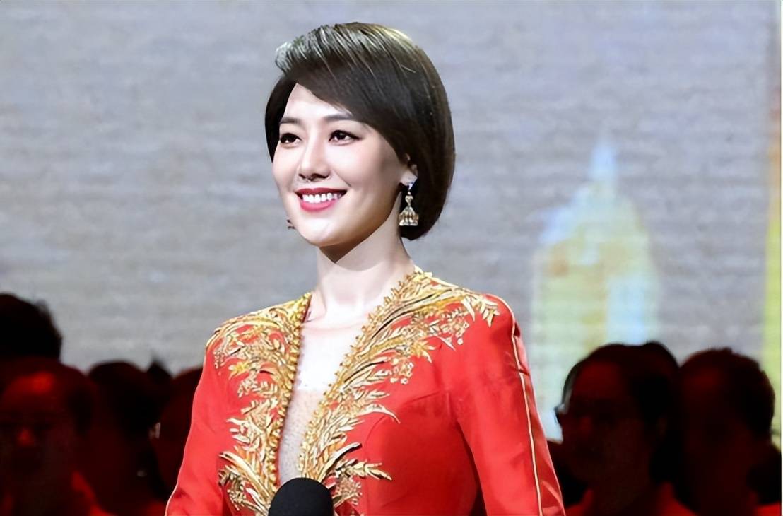 李咏,就是在当时时常出现的一个名字,毕竟原先也是他看中了王冠的主持