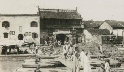 图为芜湖江河(青弋江芜湖段之古称)的舟桥,此桥兴建于明嘉靖年里