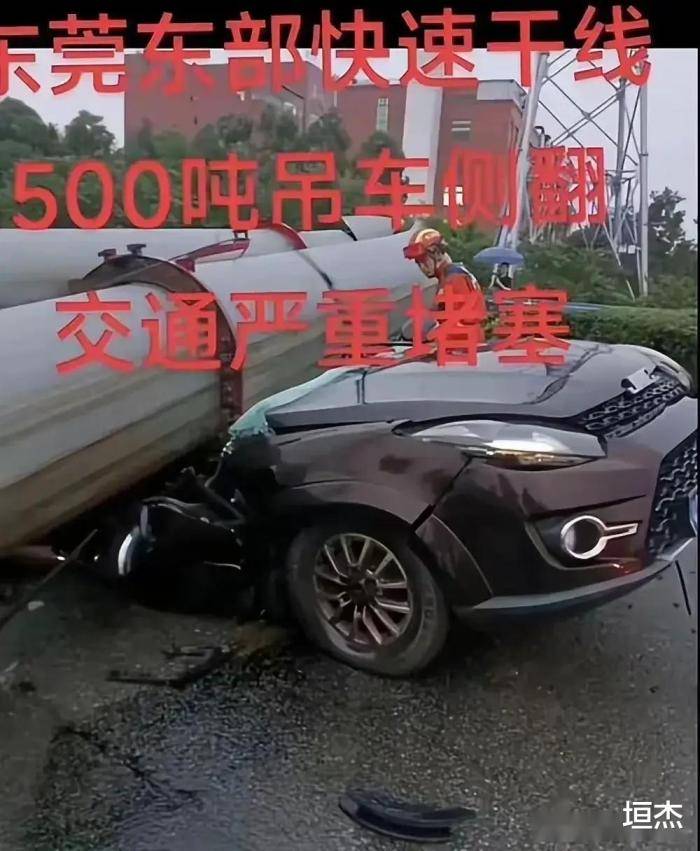 太可怕!广东500吨吊车吊臂断裂,小车被砸扁,两年轻人当场身亡