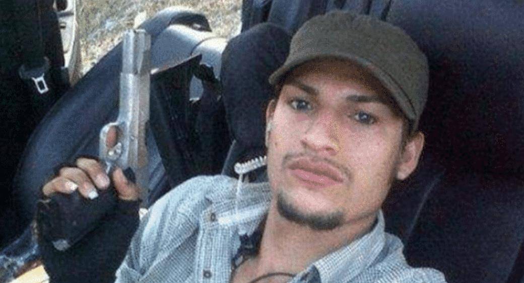 墨西哥毒贩强势拦截军车,海军中将跪地求饶,结果被一枪爆头