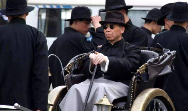 杜月笙晚年落难找朋友"借钱",此人直接说:先生要多少都借