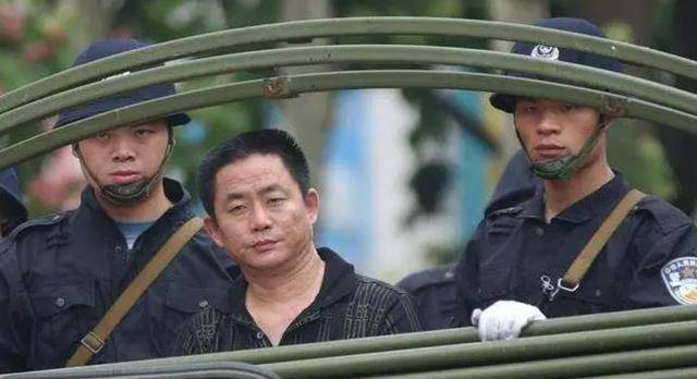 乔四"王牌打手"莫磊,曾香车美女,纸醉金迷,晚年却捡垃圾为生