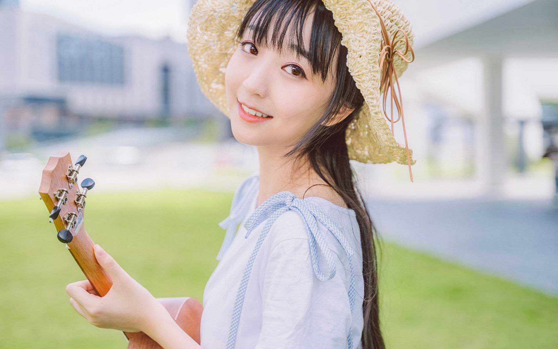 搞笑gif段子:谁把妹子逗的这么开心.