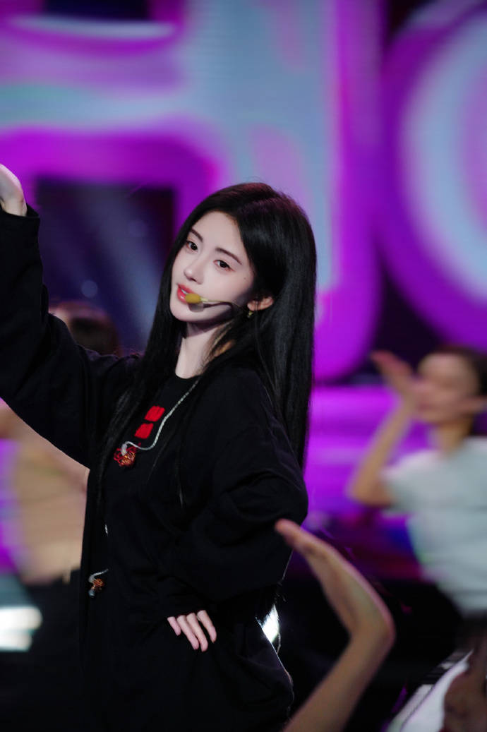 鞠婧祎晒照庆30岁生日,秀白皙美背超性感,倾城容颜宛如初恋