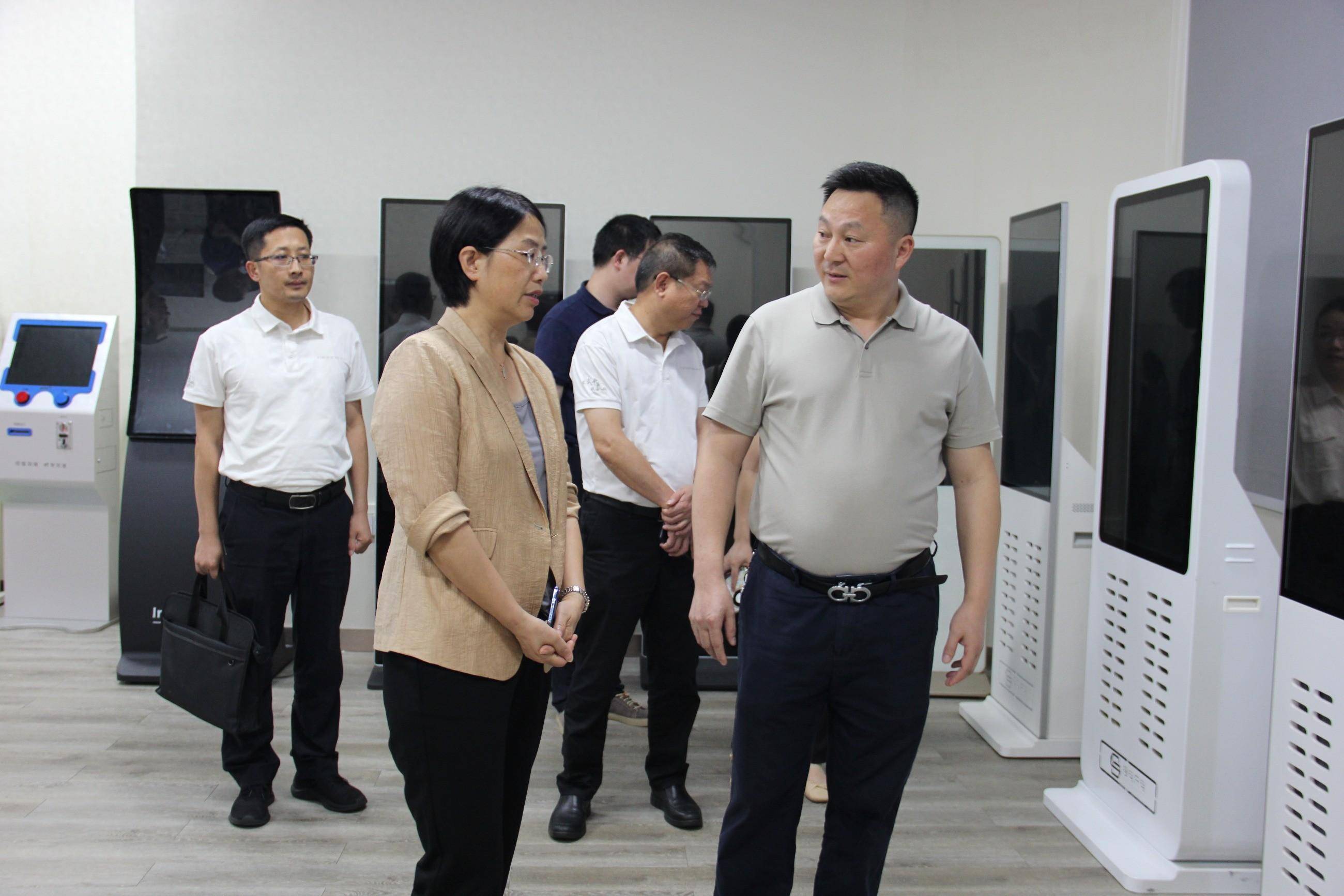 交流促发展 | 热烈欢迎武平县委书记张丽华一行莅临中银科技参观考察