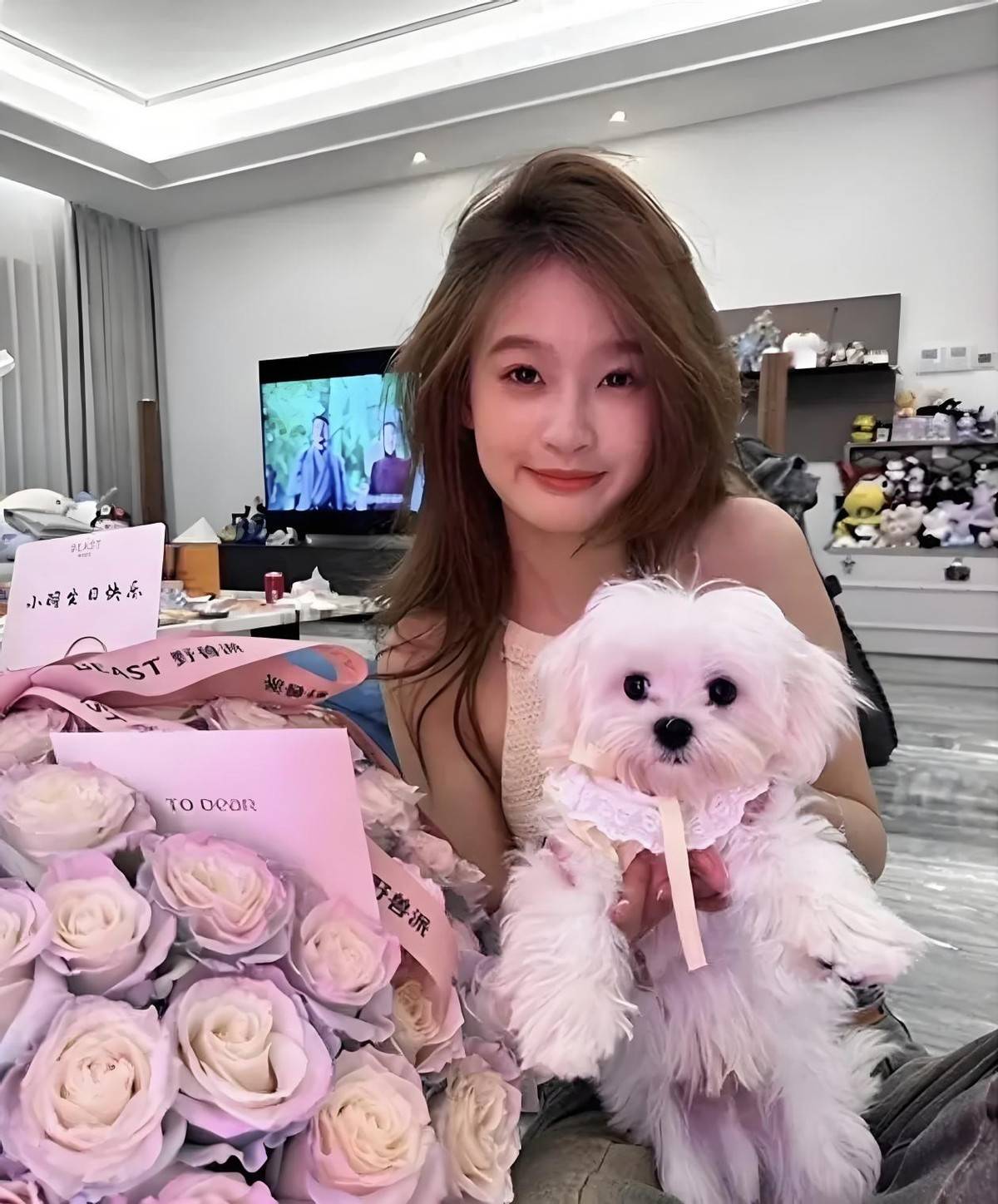 王思聪回击黄一鸣?父亲节官宣新恋情,躺21岁女友腿上满脸享受