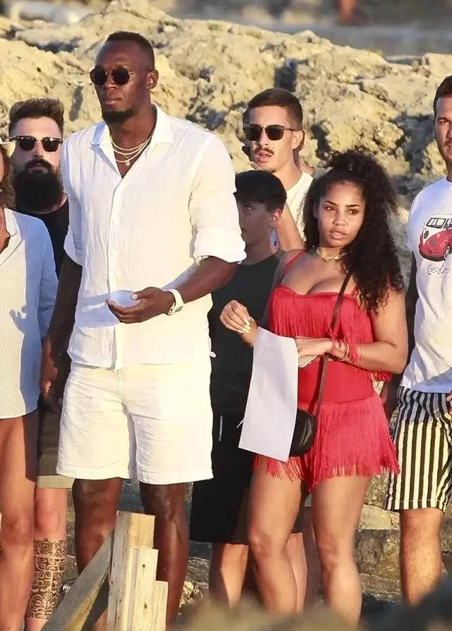 博尔特38岁现状:生3子,与1米55女友幸福美满每年领400万美元