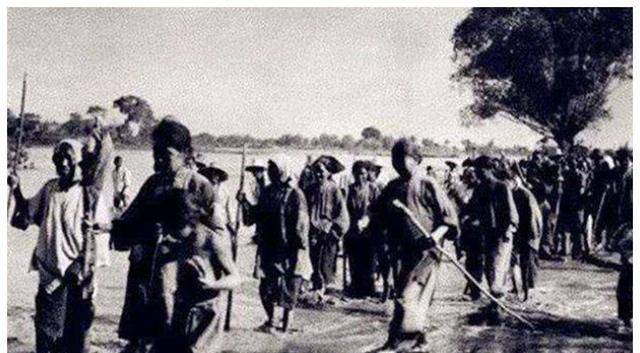 古代闹饥荒时,为什么灾民宁可吃野菜,啃树皮,也不捕鱼虾吃?