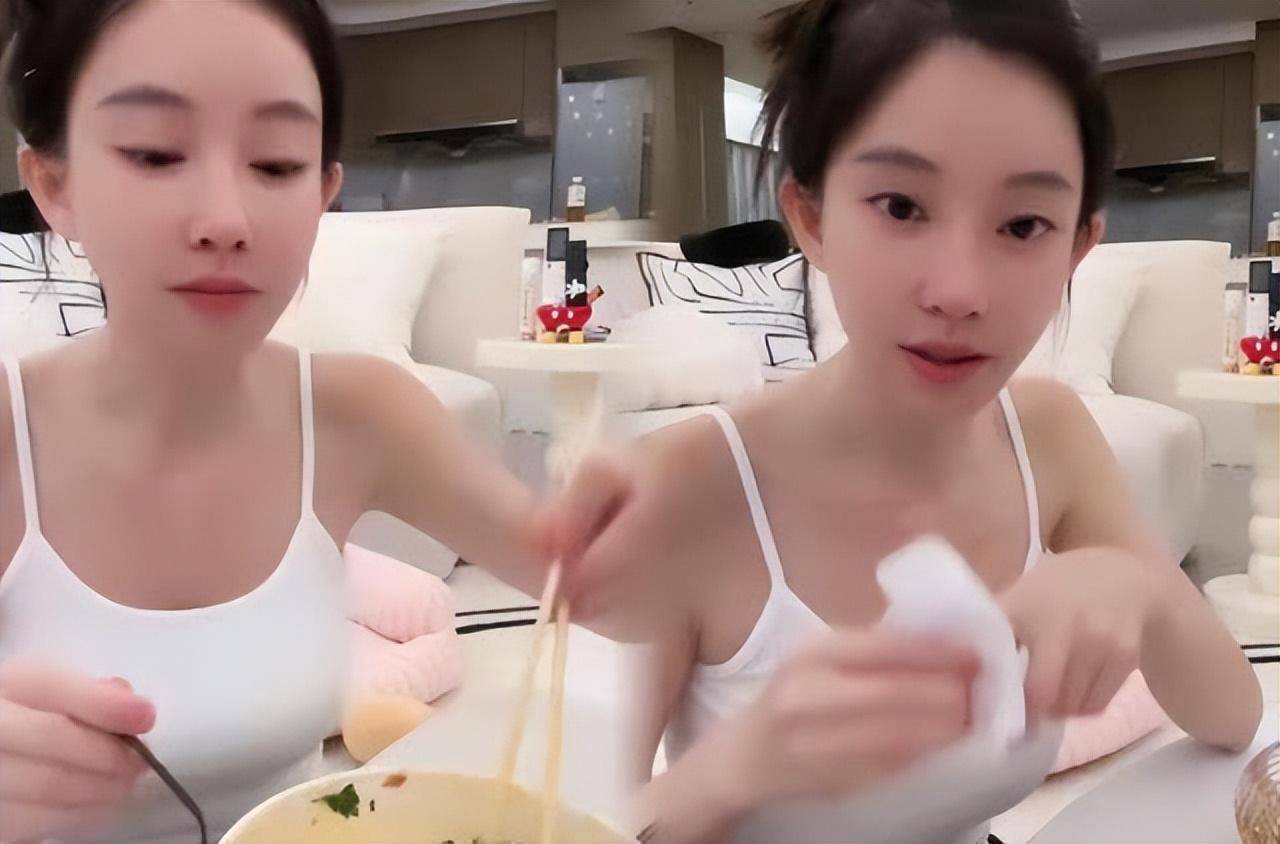 冯提莫直播中的三次走光事件:是有心还是无意?不过她真的很有料