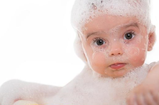 如果你的孩子洗澡时有这三种行为，那以后多半是学霸_宝宝_家长_孩子。