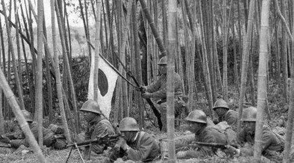 现在大哥二哥不在家,他就是家里的顶梁柱.