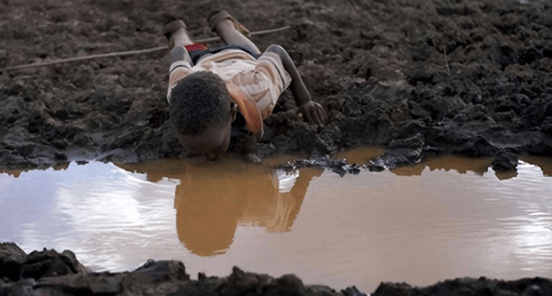   引起 非洲的地下水储量是地表的100倍。他们为什么不挖井，而是到处找水？ 
