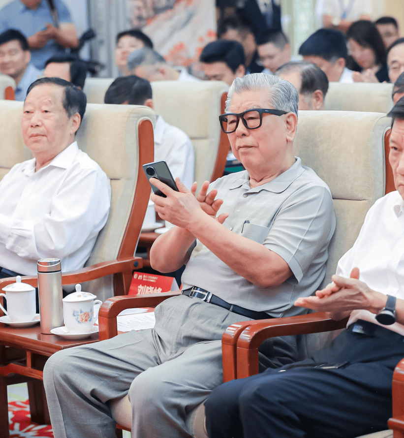 (图为中国关心下一代工作委员会常务副主任,中共中央宣传部原副部长