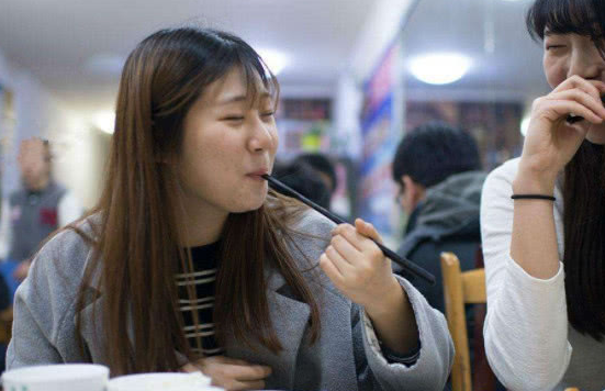   引起 真正的韩国女孩来中国购物。看完白酒和泡菜的价格，她直接无语了。 