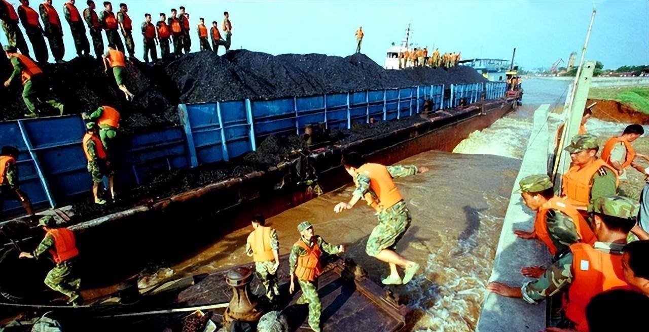 1998年洪水九江决堤,战士以身抗洪,老百姓哭喊:求你们不要跳了