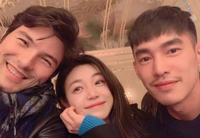 陈妍希男闺蜜曝光,颜值不输陈晓,外网互动暧昧,难怪陈晓净身出户也要