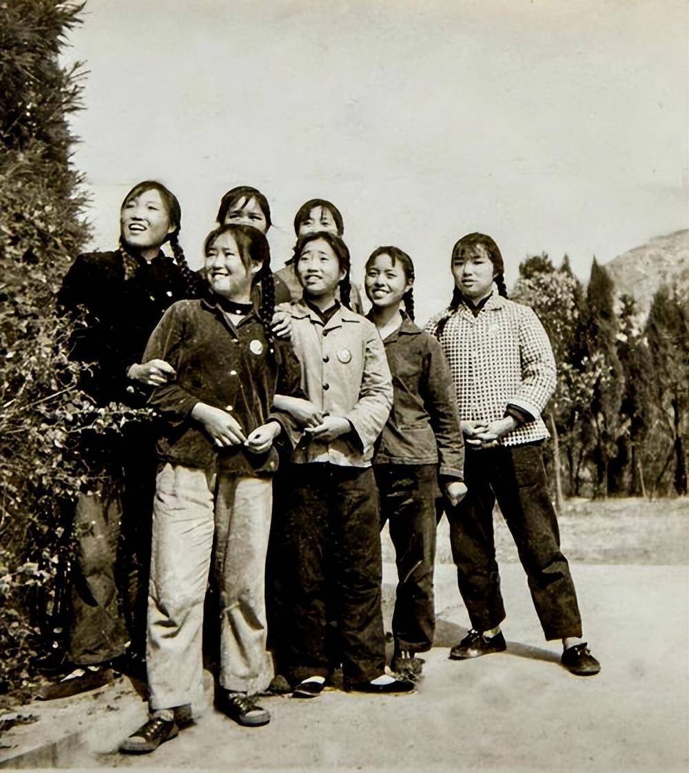 女知青为乡亲治病,教乡亲识字,推迟返城,临别时的情景令人泪奔