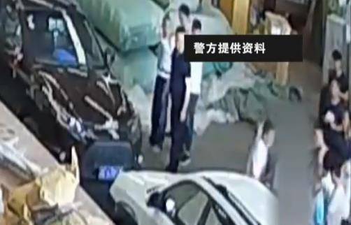 警察执行任务时,在村民家发现个大米缸,一掏之后全家判死刑