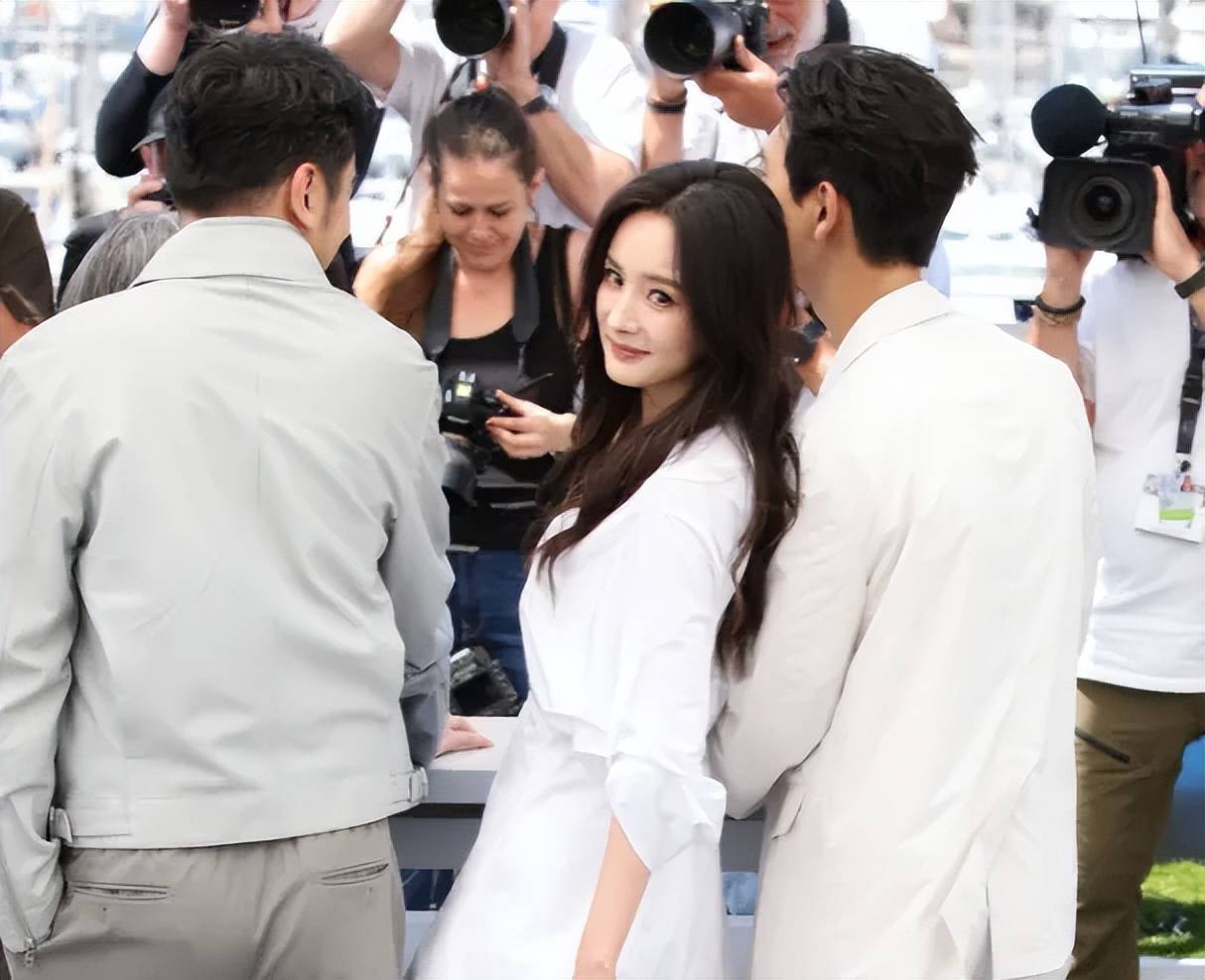 杨幂论文风波升级!行程太满被质疑找枪手,网友斥其浪费学术资源