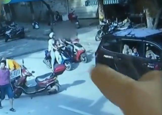 二人当天的表现确实和王师傅描述的一致,二人所骑的电动车一直在