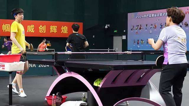 中国乒乓球国家队备战巴黎奥运,邓亚萍指导陈梦王曼昱