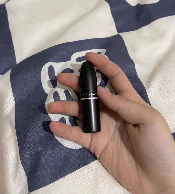 霜>隔离>粉底(bb霜/粉底液)>遮瑕膏>定妆(散粉) 口红我也喜欢mac家的