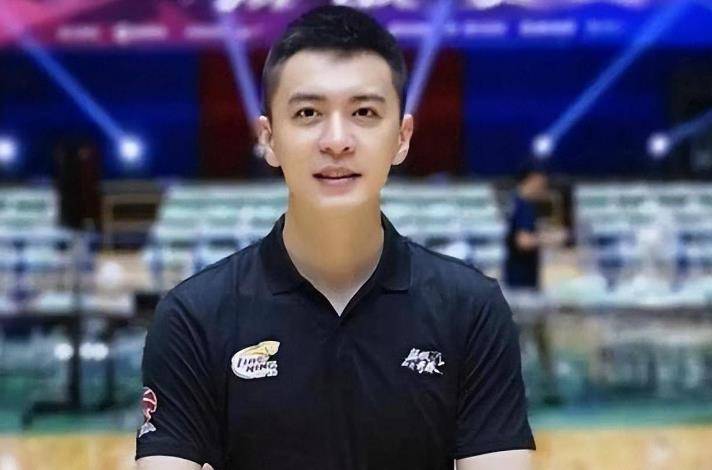 官宣喜讯,杨鸣喜悦发声,父母担心大事解决,郭艾伦祝福