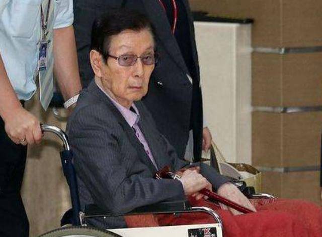 回顾辛格浩:靠入赘发家,85岁和儿子共享女星,被捕称谁也告不了我