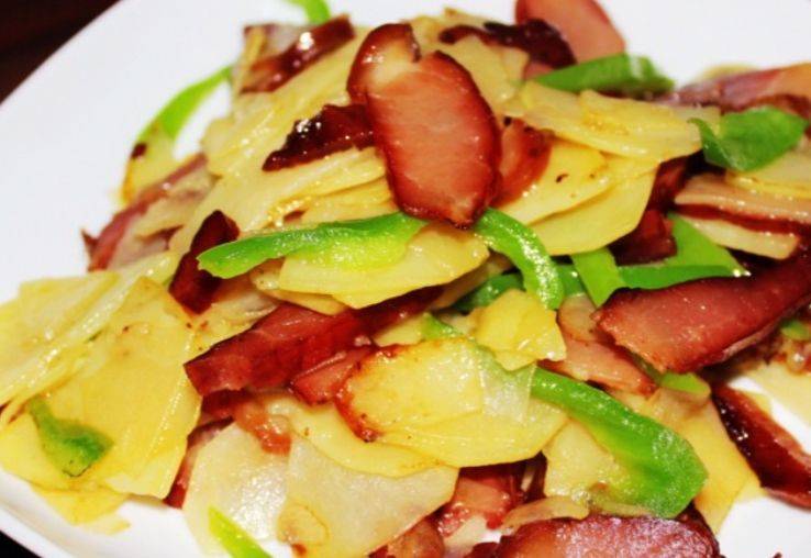 香气四溢,口感绝妙:品尝腊肠炒土豆