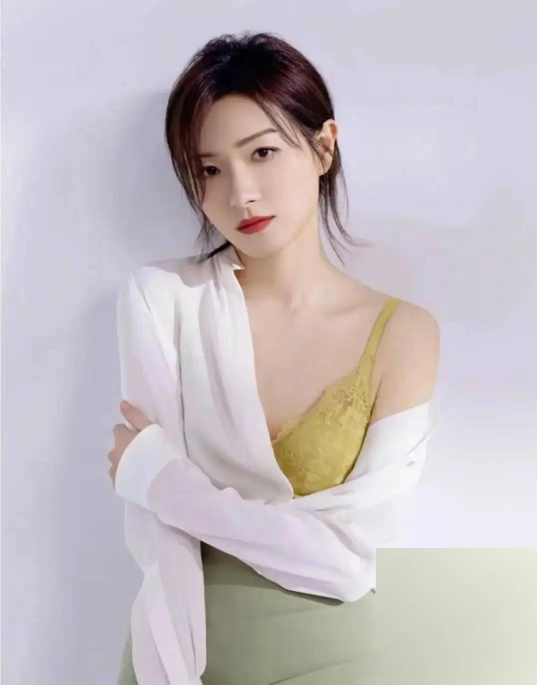 万茜写真曝光,美貌与才华的完美结合让人惊艳!