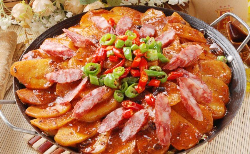 香气四溢,口感绝妙:品尝腊肠炒土豆