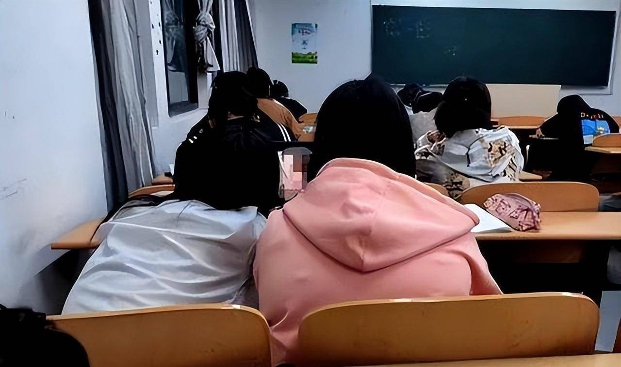 纪实:学生情侣在教室认真"学习,相关视频流出,引起网友热议