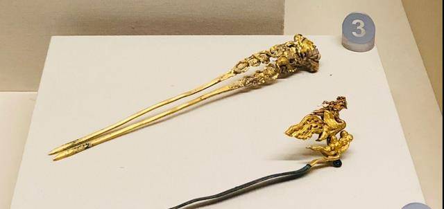 1970年,江西老汉带妻子参观博物馆,妻子:这金钗,和家里的一样