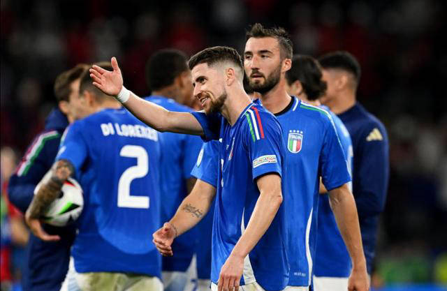 激烈的欧洲杯比赛:卫冕冠军意大利面临出线压力