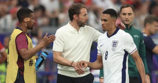 英格兰生死战:利物浦7千万巨星阿诺德被踢出首发,队友