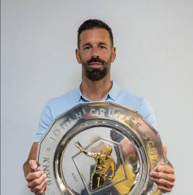 曼联名宿前锋范尼面临决定执教伯恩利_范尼斯特鲁伊